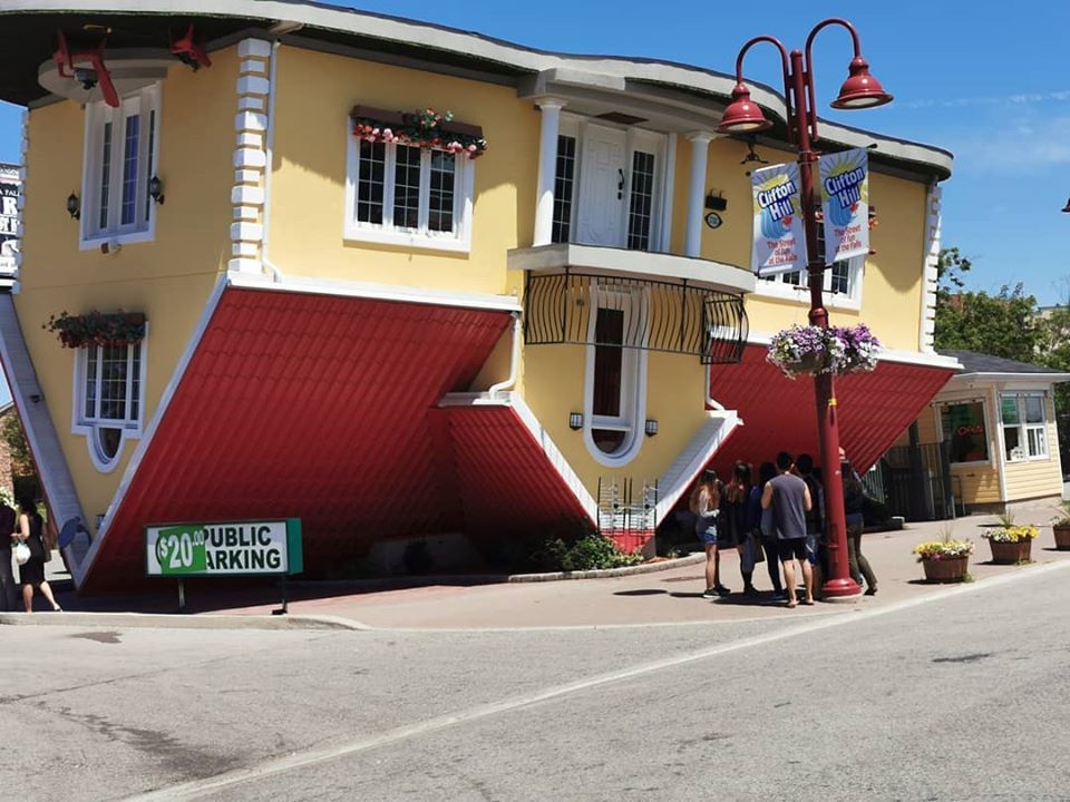 Upside-down House,Niagara Falls Canada ,الٹا گھر